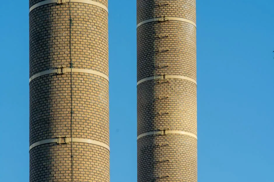 How Does a Fresnel Lens Work in a Lighthouse?